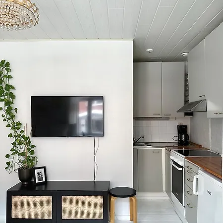 Huoneisto Wooden House With Shared Garden *